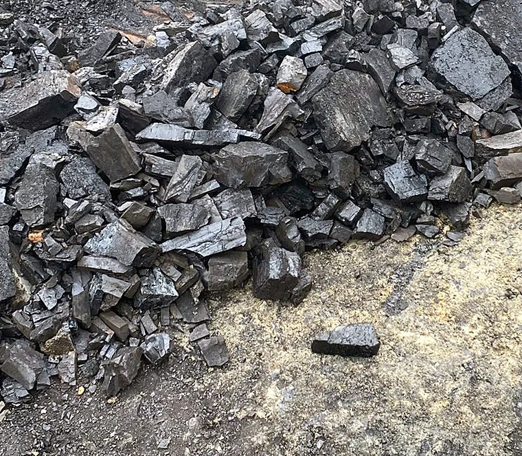 Carbón térmico en trozos, recién extraído en el frente de explotación